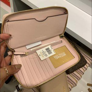 DEAL ALERT! MICHAEL KORS Smartphone Wristlet